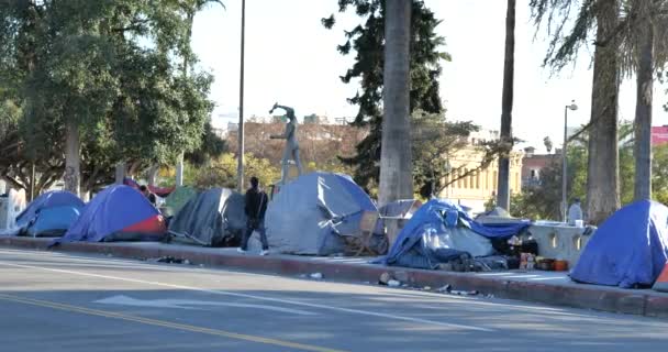 Los Angeles Usa January 2021 Homeless Tents Line Wilshire Boulevard — Stock Video