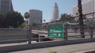 Los Angeles, CA USA - 20 Nisan 2021: Evsiz çadırları arka planda Los Angeles Belediye Binası ile bir köprü hattı