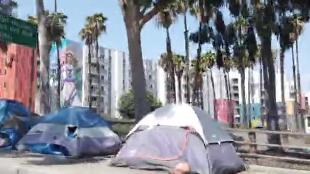 Los Angeles Usa April 2021 Hemlösa Tält Kantar Trottoarerna Nära — Stockvideo