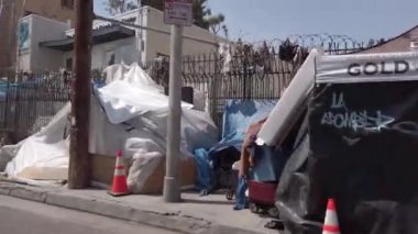 Los Angeles, CA USA - 20 Nisan 2021: Los Angeles şehir merkezindeki Skid Row kaldırımları evsiz çadırları ve insanlarla dolu 