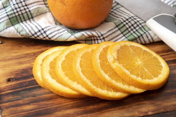 Свежие Нарезанные Апельсины Деревянном Кабане Кухонным Ножом — стоковое фото