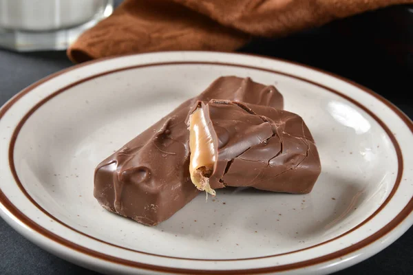 Вкусная Шоколадная Карамельная Плитка Тарелке Крупным Планом — стоковое фото