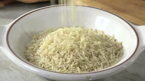 Menuang Nasi Dalam Mangkuk Kecil — Stok Video