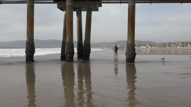 Despreocupado Joven Con Traje Caminando Por Playa Libre Espíritu Viajes — Vídeos de Stock