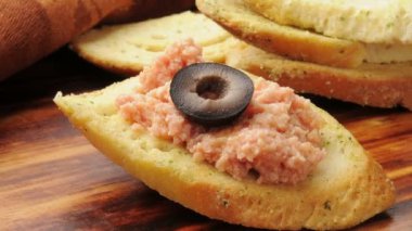 Kızarmış ekmeğin üzerine jambon.