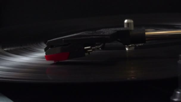 Pendekatan Stylus Memainkan Rekaman Vinyl Tua Pada Turntable — Stok Video