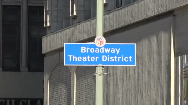 Los Angeles Січня 2020 Information Sign Marking Historic Broadway Theatre — стокове відео