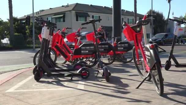 Santa Monica November 2019 Cluster Rental Bikes Scooters Street Corner — Stock Video