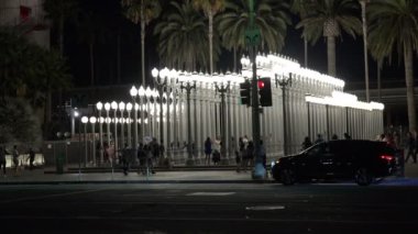 Turistler Los Angeles 'taki ünlü Şehir Işığı Heykeli' ne akın ediyor.