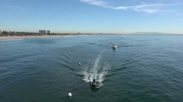 Bateaux Dans Océan Approchant Long Rivage — Video