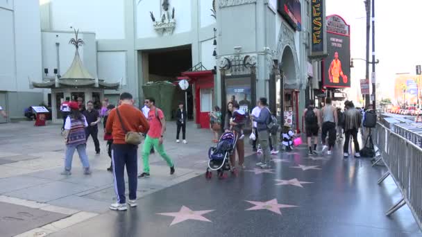 Los Angeles Januar 2020 Touristen Auf Dem Vorplatz Des Berühmten — Stockvideo