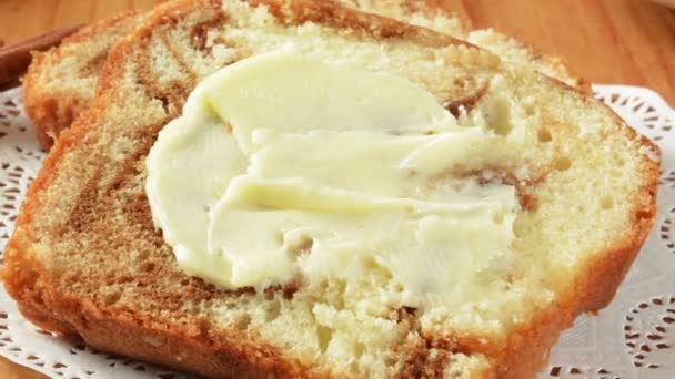 Kawałek Cynamonowego Chleba Masłem Rustykalnym Stole — Wideo stockowe