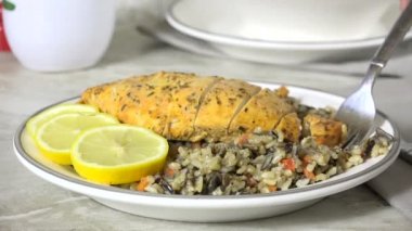 Çatal dolusu biberiye tavuğu ve pilavı ağır çekimde yemek.