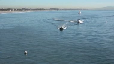 Pasifik Okyanusu kıyısında sahil boyunca seyahat eden tekneler. 