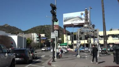 HOLYWOOD, CA - 28 HAZİRAN 2020: Hollywood Çardaklarının Dört Kadını Hollywood Şöhret Yolu 'nun batı girişinde
