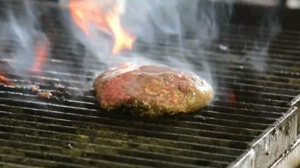 Товстий Гамбургер Який Готує Грилі Комерційній Кухні — стокове відео