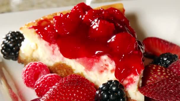 用黑莓和樱桃做的草莓芝士蛋糕片 — 图库视频影像