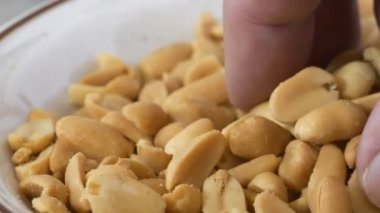 Fıstıkları kaseden yiyor, sürgülü atışları yakından yapıyor.