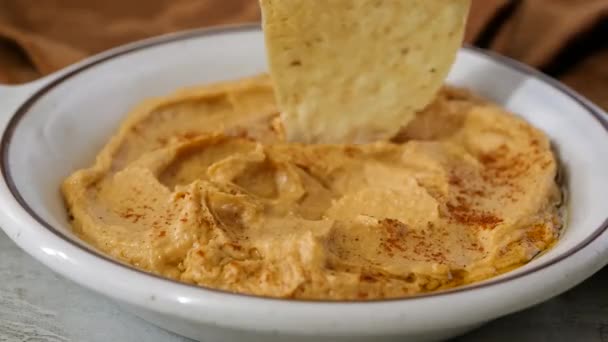 Mencelupkan Jagung Tortilla Chip Dalam Hummus Organik Segar — Stok Video