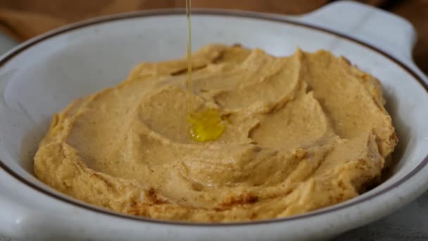Mżawka Oliwy Oliwek Miskę Świeżego Hummusu — Wideo stockowe