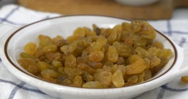 Taze altın üzümler yavaş çekimde bir kaseye düşüyor.