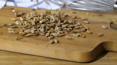 Tahta kesme tahtasına ayçekirdeği döküyorum.