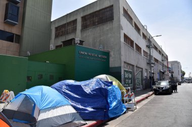 Los Angeles, CA USA - 5 Nisan 2021: Skid Row 'daki Birlik Kurtarma Misyonunu çevreleyen çadırlar