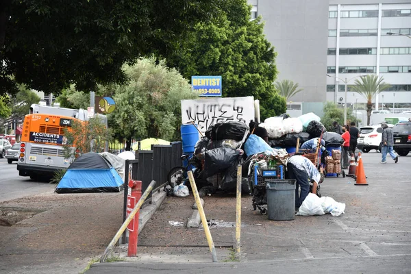 Los Angeles Usa 2021 Május Hajléktalan Tábor Járdán Egy Bevásárlóközpont — Stock Fotó