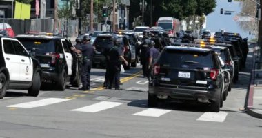 Los Angeles, CA ABD - 14 Mart 2021: Antifa salgını sırasında Los Angeles Belediye Binası 'nda polis araçları caddelerde kuyruk oluşturdu 