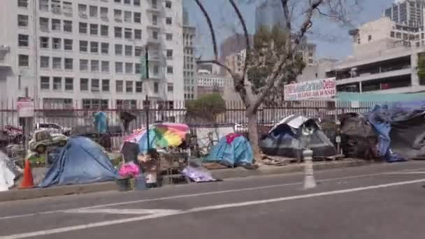 ロサンゼルス Usa 2021年4月20日 ロサンゼルスのダウンタウンにあるメインストリートの歩道にホームレスのテントが並ぶ — ストック動画