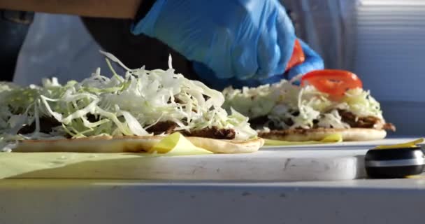 Close Van Een Chef Kok Die Pita Sandwiches Aan Het — Stockvideo