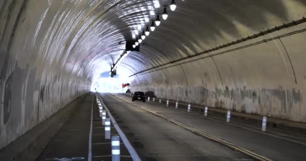 Одинокий Автомобиль Проезжающий Через Знаменитый Тоннель Второй Улицы Лос Анджелесе — стоковое видео