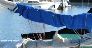 Pan güzel bir liman boyunca ön planda bir yelkenliyle atış yaptı.