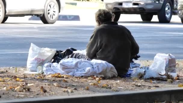 Los Angeles Usa Prosince 2020 Bezdomovec Sedící Silničním Ostrově Městě — Stock video