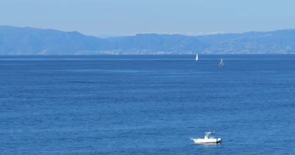 Motorboten Zeilboten Stille Oceaan Een Prachtige Zomerdag Met Santa Monica — Stockvideo