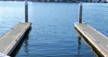 Pasifik Okyanusu 'nda güzel bir marinada boş bir rıhtım.