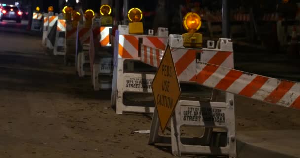 市内の夜間建設区域の注意標識に黄色の光を点滅します — ストック動画