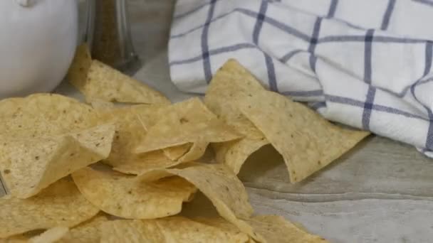 Mais Tortilla Chips Fallen Auf Küchentheke — Stockvideo