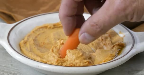 Immergere Una Carota Piatto Hummus Fresco — Video Stock