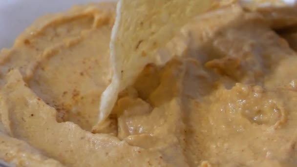 Tauchen Einer Tortilla Chip Hummus Nahaufnahme Schieberegler Schuss — Stockvideo