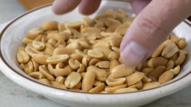 Yavaş çekimde kabuklu fıstıkları yemek.