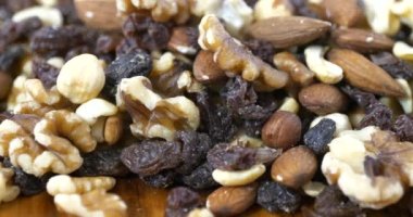 Fındık ve kuru üzümle karıştırılmış sağlıklı gurme karışımı.