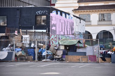 Los Angeles, CA USA - 13 Mayıs 2021 Los Angeles şehir merkezindeki bir otoparkın arkasındaki büyük bir evsiz kampı
