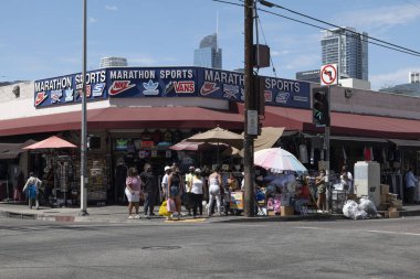 Los Angeles, CA USA - 13 Ağustos 2020: Yüzü maskeli müşteriler Coronavirus kilitlenmelerinin ardından Los Angeles Moda Bölgesi yeniden açılırken kalabalık