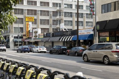 Los Angeles, CA USA - 20 Ağustos 2020: Genişletilmiş koronavirüs kilitlenmelerinin ardından Moda Bölgesi 'nde pek çok mağaza kapalı ve kapanmış durumda