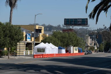 Los Angeles, CA USA - 20 Ağustos 2020: 4 Kasım 2020 Los Angeles Sunset Bulvarı 'ndaki koronavirüs test merkezi