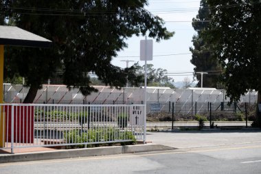 Kuzey Hollywood, CA USA - 28 Mayıs 2021 Chandler Bulvarı Köprüsü Köyü 'ndeki evsizler için küçük evler çitin arkasından görüldü.