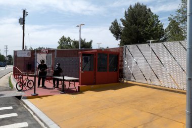 Kuzey Hollywood, CA USA - 28 Mayıs 2021: Evsizler için Chandler Tiny Home Village 'da güvenlik görevlileri