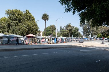 Los Angeles, CA USA - 30 Mayıs 2021: Gazilerin Los Angeles 'taki Gaziler İdaresi' nin dışındaki çadırlarda yaşadığı Gaziler Sokağı