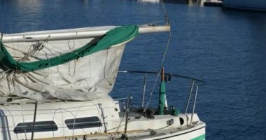 Bir yelkenlinin direğinin ötesinde güzel bir tropikal marina.